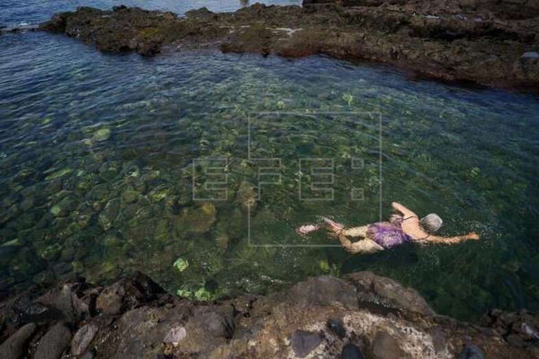 Una mujer nada en el Charco de La Arena, en Punta del Hidalgo, en el municipio tinerfeño de La Laguna / EFE Ramón de la Rocha